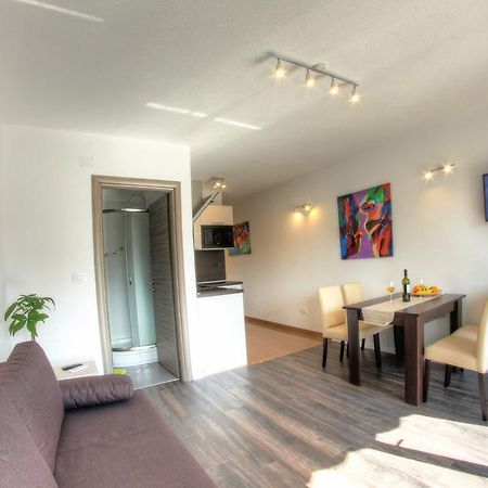 Apartments Nebuloza 로비니 외부 사진