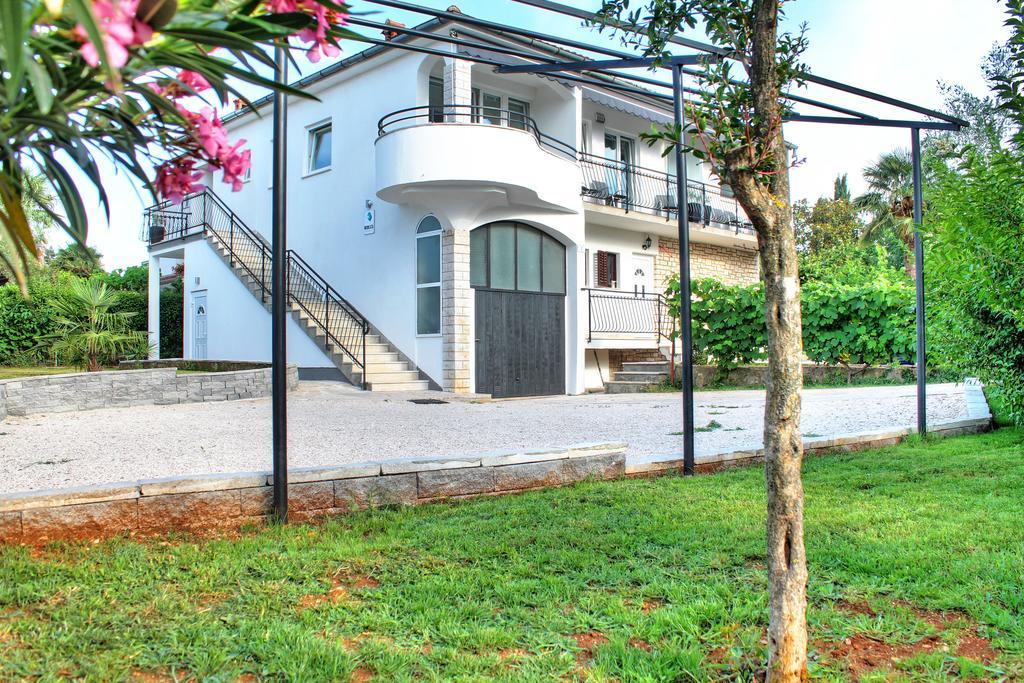 Apartments Nebuloza 로비니 외부 사진
